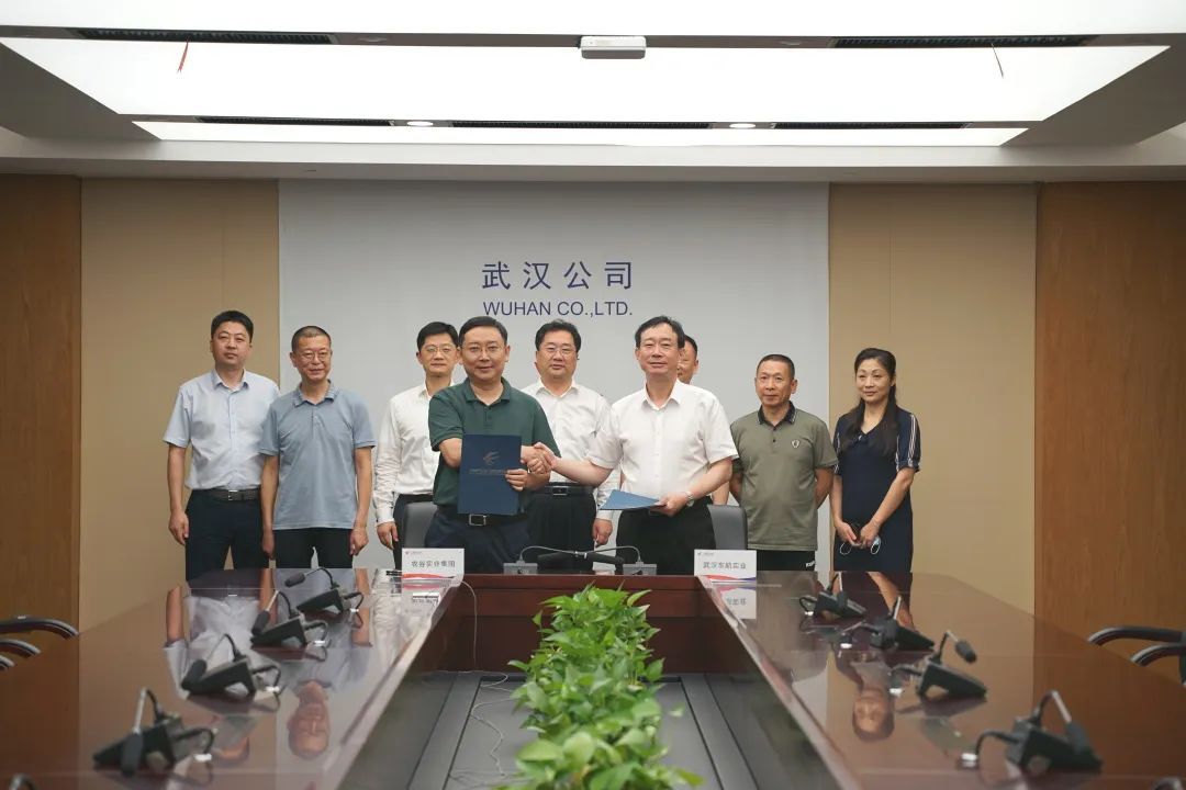 市政府副市长刘克雄携湖北农谷实业集团与东航武汉公司进行战略会谈并签订合作协议
