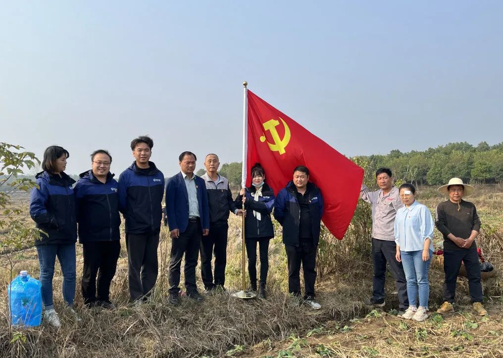 把主题党日“搬”到田间地头